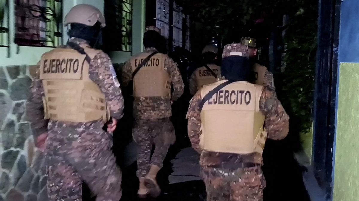 Salvadorský prezident poslal na předměstí hlavního města vojáky. Mají zatočit s místními gangy